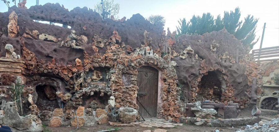 كهف التأمل بعجلون.. فضاء طبيعي تجربة فنية وسياحية استثنائية