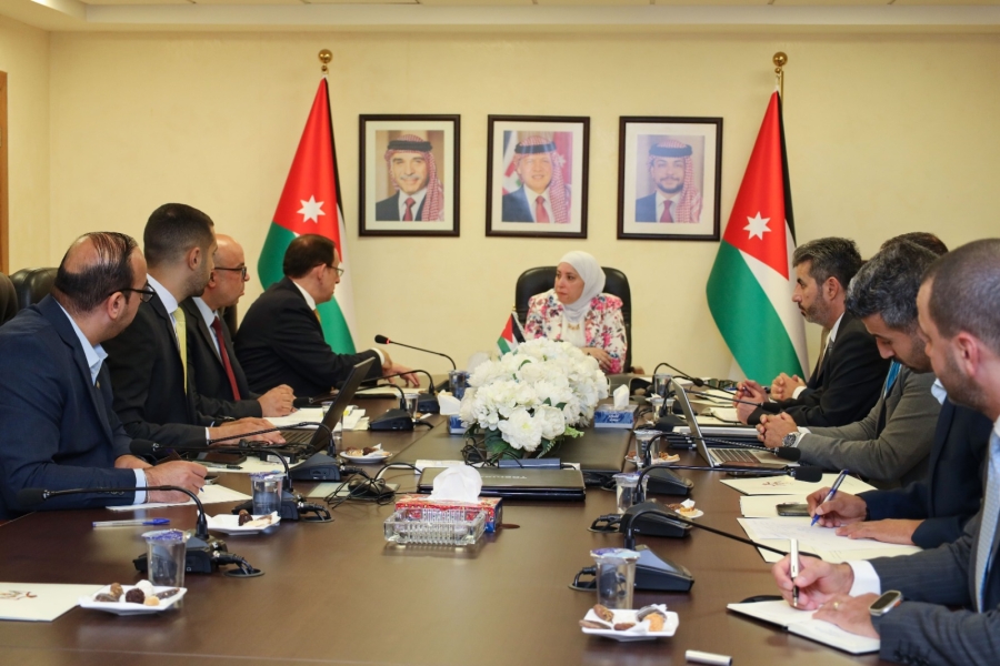 وزيرة النقل تتابع مشاريع توسعة وتطوير مطار الملكة علياء