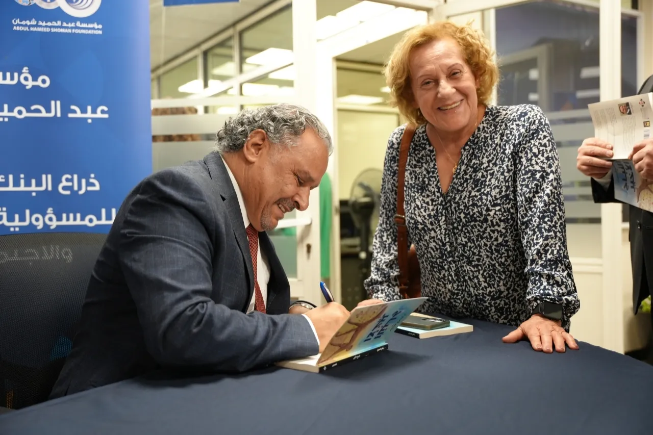 الأديب العدوان يشهر مجموعته القصصية (النباح الأخير) في شومان