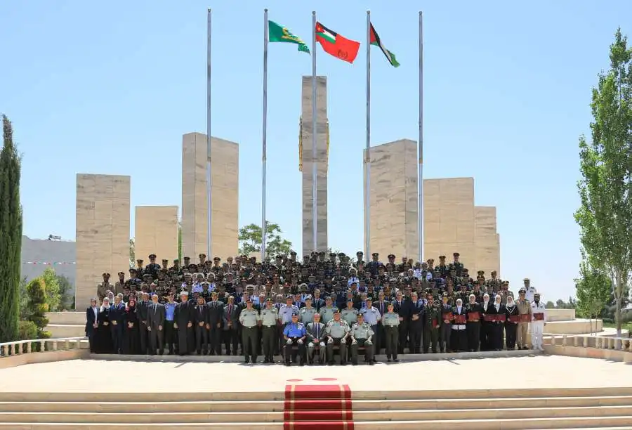 بالصور...الحنيطي يرعى حفل تخريج كلية الدفاع الوطني الملكية