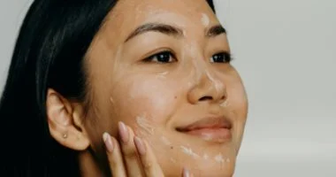 4 مكونات طبيعية تخلصك من البقع الداكنة وتوحد لون البشرة طول الصيف