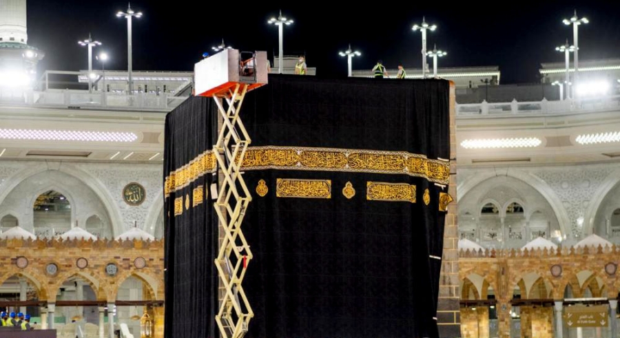 تغيير كسوة الكعبة المشرفة في إرث متواصل يمتد لـ 100 عام