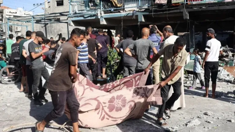 مجزرة جراء استهداف الاحتلال عناصر من الشرطة في سوق بدير البلح