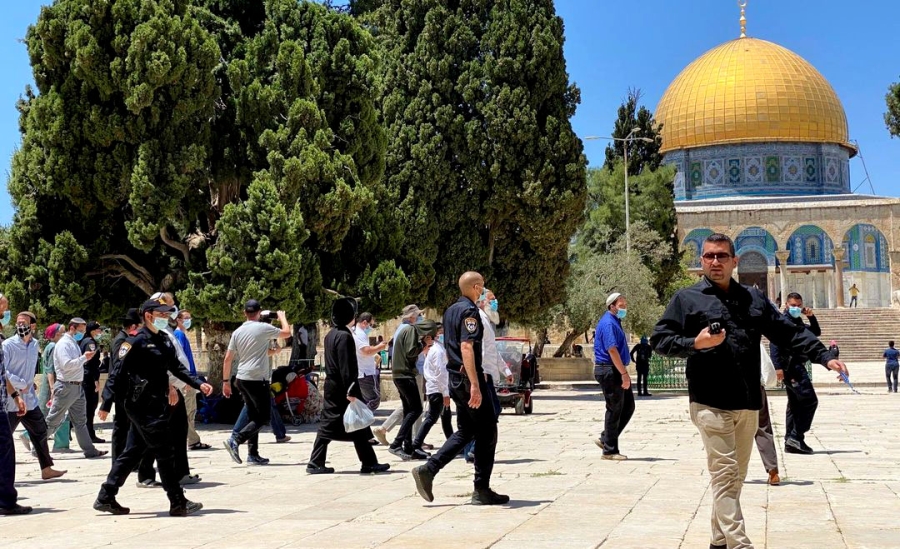 عشرات المستوطنين يقتحمون الأقصى المبارك بحماية مشددة من شرطة الاحتلال