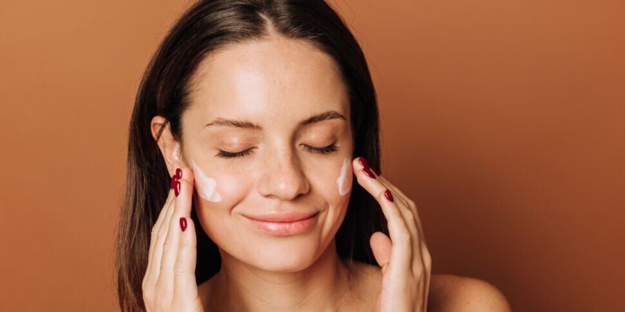 هكذا تحمين بشرتك من الشمس.. تجنبي هذه الأخطاء