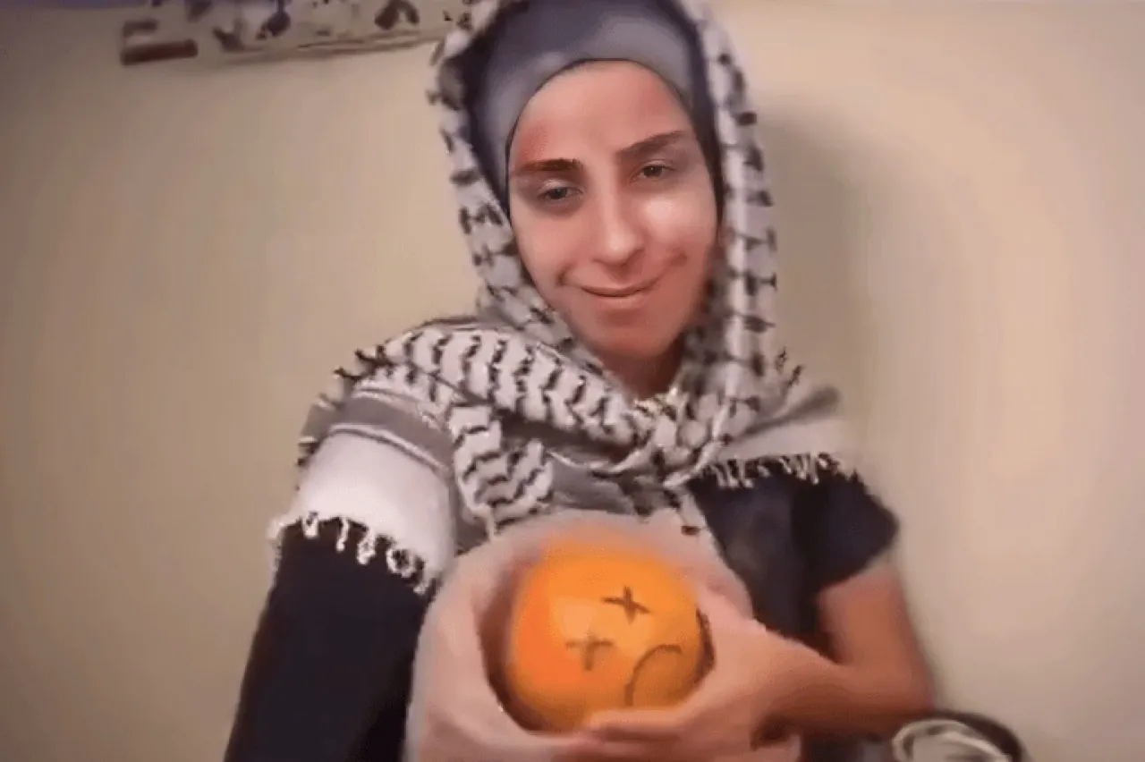 بعد تهكمها على اهل غزة .. ناشطة اسرائيلية تبكي بعد اصابة الصواريخ الايرانية لمنزلها (فيديو)