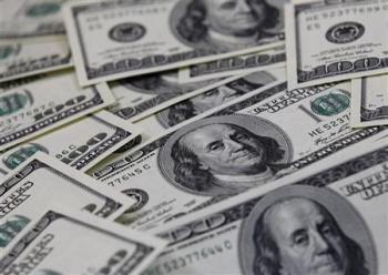 الدولار يقترب من أدنى مستوياته في ثلاث سنوات ونصف