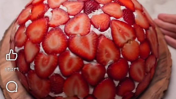 بعد تصدرها التريند.. طريقة عمل تورتة الفراولة في عشر دقائق