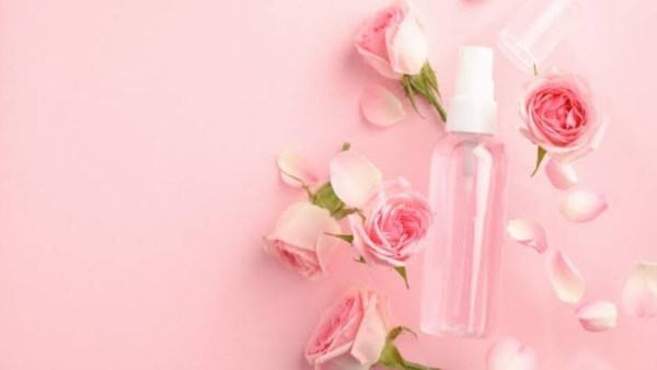 ماء الورد .. سر جمال طبيعي يعزز نضارة البشرة ويقاوم ظهور التجاعيد