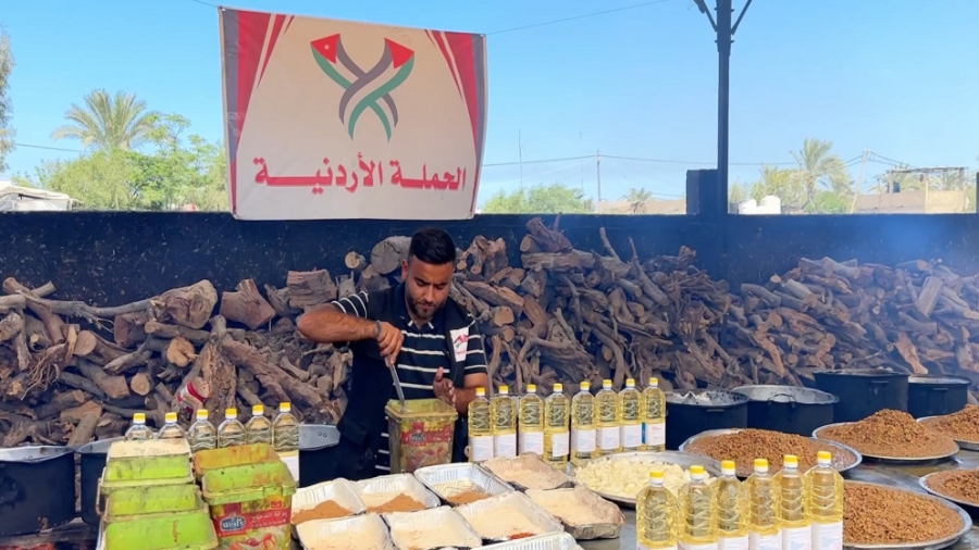 مطبخ الحملة الأردنية يواصل تقديم الطعام في غزة