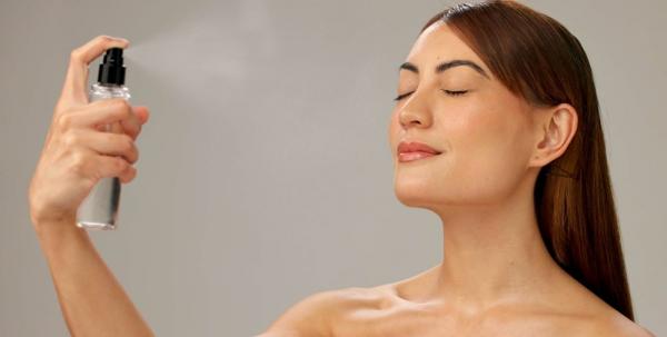 بودرة أم رذاذ التثبيت .. دليلكِ لاختيار اللمسة الأخيرة لمكياج لا يزول