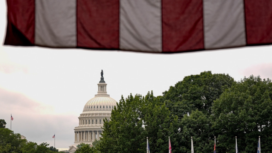 مشروع قانون ترامب بشأن خفض الضرائب يجتاز أول عقبة في مجلس الشيوخ