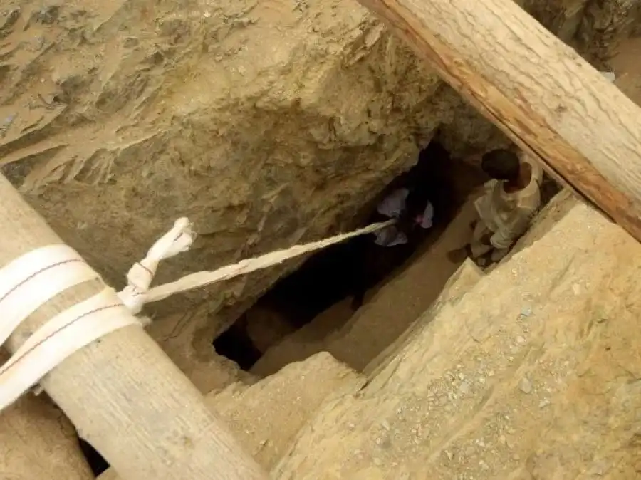 50 قتيلا في انهيار مناجم لتعدين الذهب بالسودان