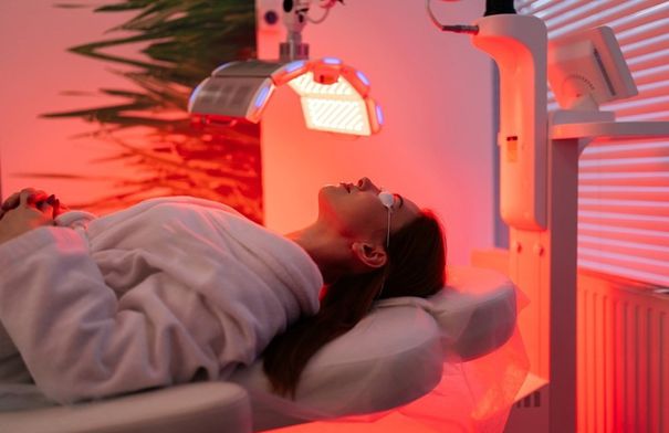 هل علاجات الضوء فعالة لمشاكل البشرة والشعر؟.. اكتشفي بنفسكِ