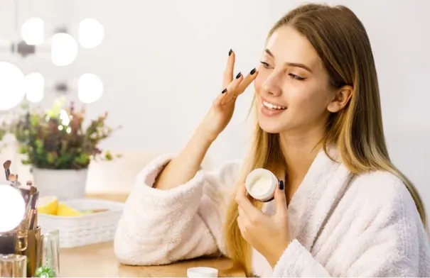 حمض الكوجيك لبشرة مضيئة.. سر النضارة في روتينكِ اليومي