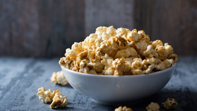 طريقة عمل الفشار بالكراميل في البيت