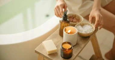 بالملح والسكر ..  وصفات طبيعية لتقشير البشرة في المنزل