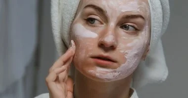 العناية بالبشرة في الصيف.. 5 خطوات تحمي من الشمس