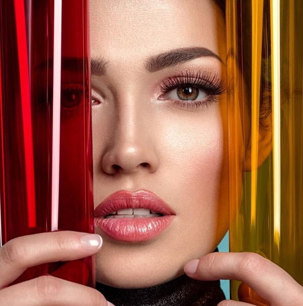 مع حرارة الصيف .. اكتشفي خامات المكياج التي تمنحكِ إشراقة