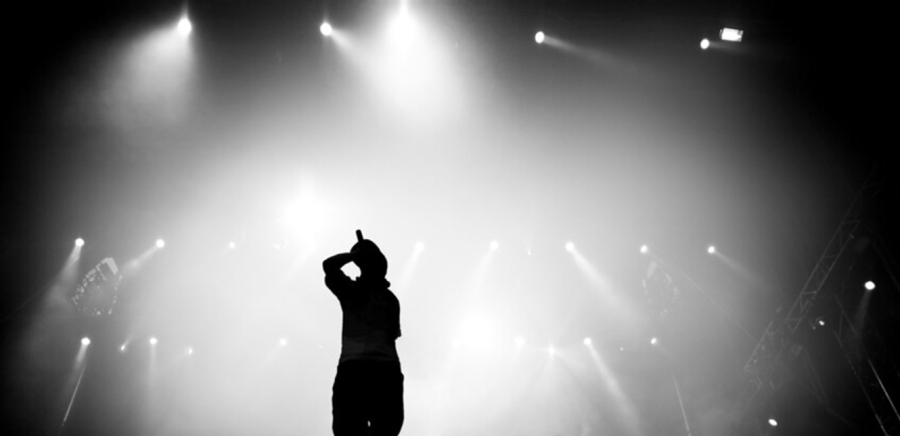 مغني شهير مصاب بسرطان خطير.. اليكم