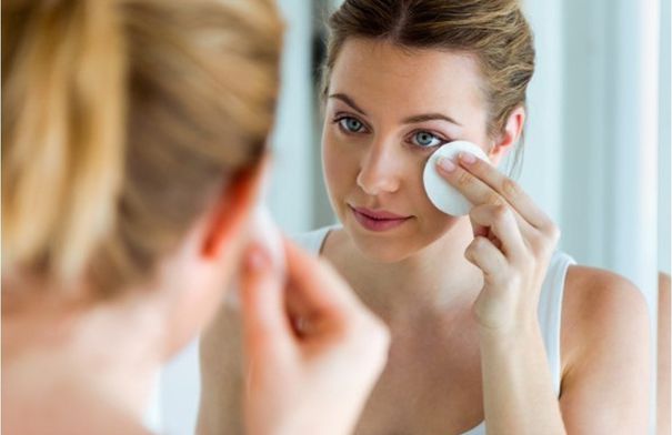 للبشرة الدهنية.. خطوات فعالة لترطيب متوازن والتحكم في إفراز الزيوت