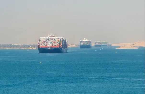 مصر.. انقلاب بارجة بحرية في خليج السويس