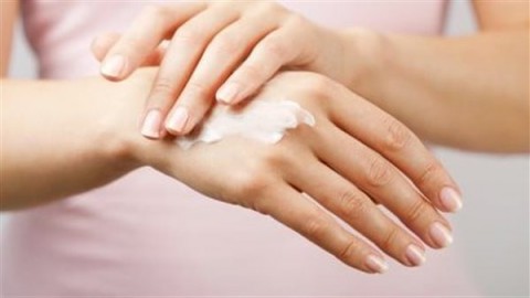 وداعًا لجفاف اليدين: روتين فعّال وكريمات متطورة لنعومة فائقة في كل الفصول