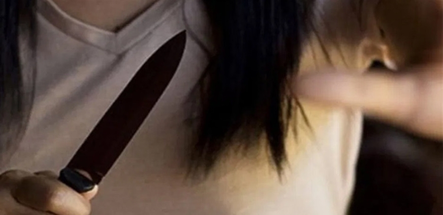 بعد أن منعها من دخول الجامعة... فتاة تطعن رجلاً من الأمن بطريقة وحشية!