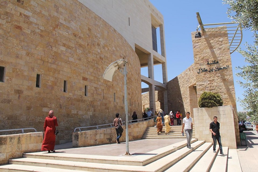 اليرموك تكرم عددا  من الصحفيين المشاركين بتغطية الفعاليات الثقافية