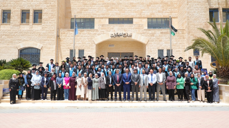 خريجو كلية التمريض بجامعة الزرقاء يؤدّون قسم المهنة