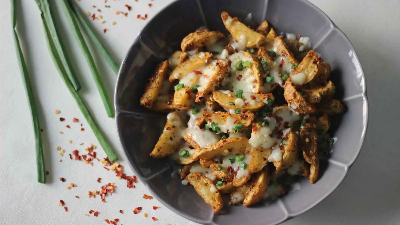 طريقة عمل البطاطا ودجز بالفرن مع جبنة الشيدر