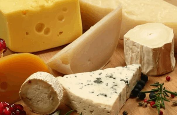 هل يسبب تناول الجبن في المساء الكوابيس؟