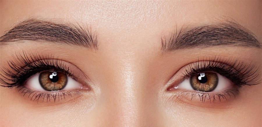 وداعًا للرموش الصناعية… إليك طرق تطويل رموشك طبيعيًا