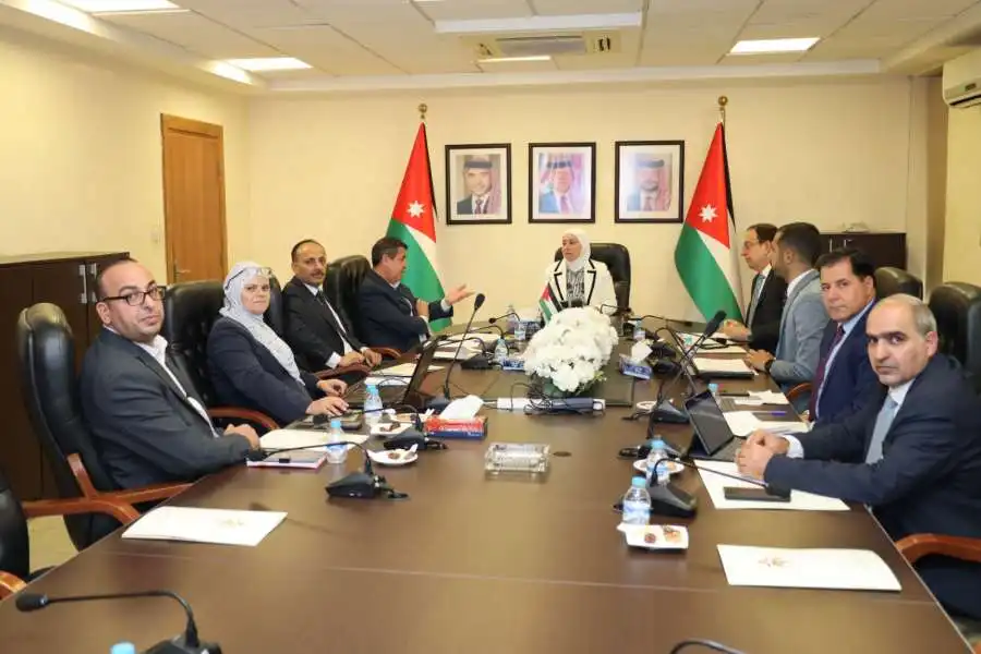 وزيرة النقل تتابع مستجدات ترخيص وتشغيل مطار عمان المدني