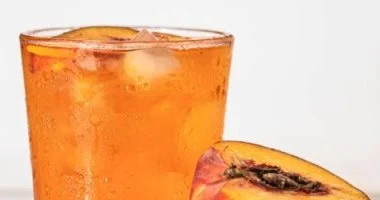 طريقة عمل عصير الخوخ مع الزنجبيل والليمون.. منعش ومنشط فى الصيف