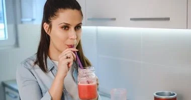 4 مشروبات طبيعية أفضل من البوتوكس.. جربيها بنفسك