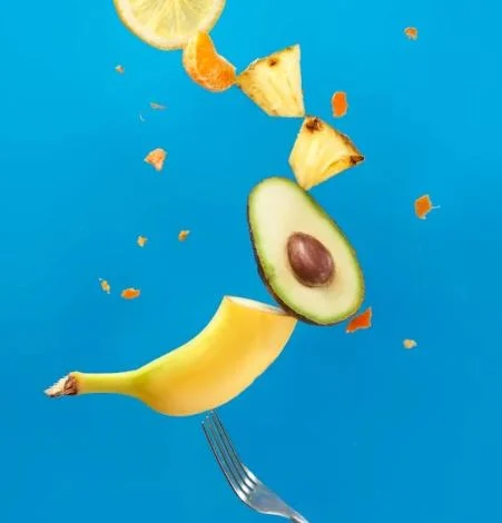 قاومى رطوبة الصيف بماسك الأفوكادو والموز لترطيب الشعر الجاف