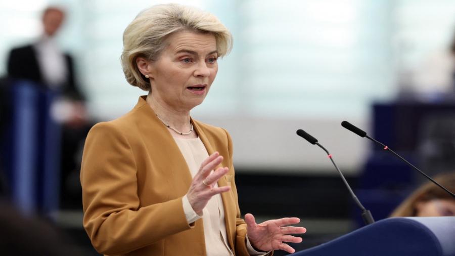 فون دير لايين: وقف تسليم أسلحة أميركية لأوكرانيا رسالة واضحة بضرورة زيادة الدعم الأوروبي