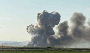 الدفاع المدني مع حريق اندلع في مستودع خشب بمنطقة وادي القمر في الرصيفة