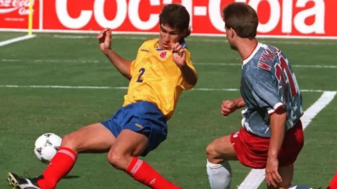 ما هي قصة لاعب كره القدم الذي قُتل بسبب هدف سجله في كأس العالم؟