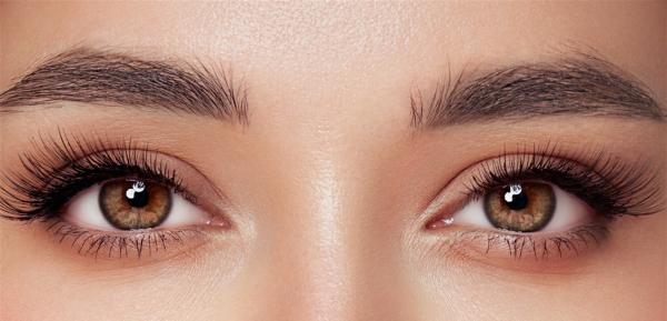 وداعًا للرموش الصناعية… إليك طرق تطويل رموشك طبيعيًا