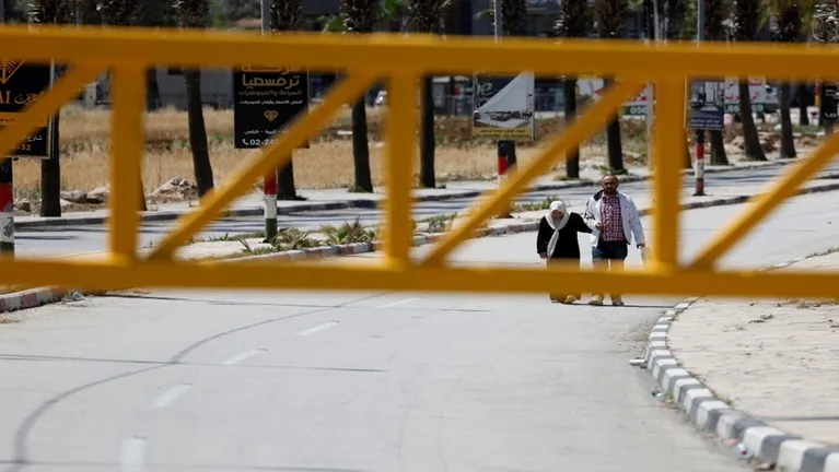 بلدة بالضفة الغربية تتحول لسجن كبير بعد أن أحاطها الاحتلال بسياج