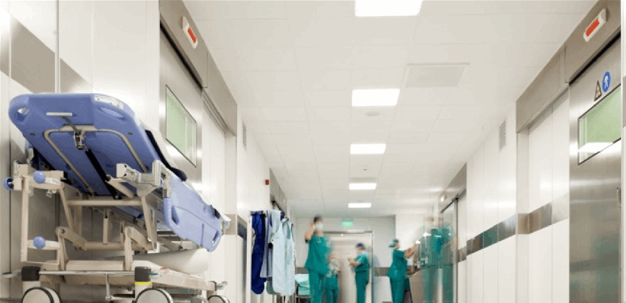 لم يتدخل أحد.. رجل ذبح حبيبته داخل المستشفى