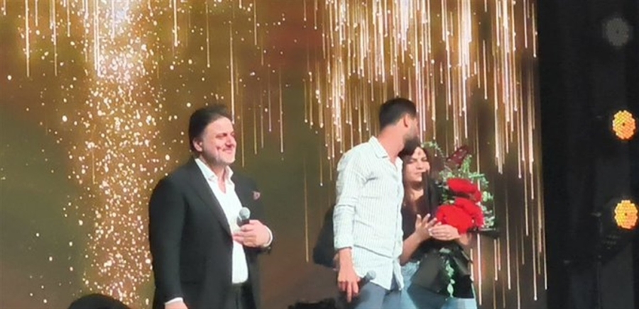 قريب فنانة لبنانيّة بارزة.. هذه هويّة الشاب الذي طلب يدّ حبيبته خلال حفل ملحم زين