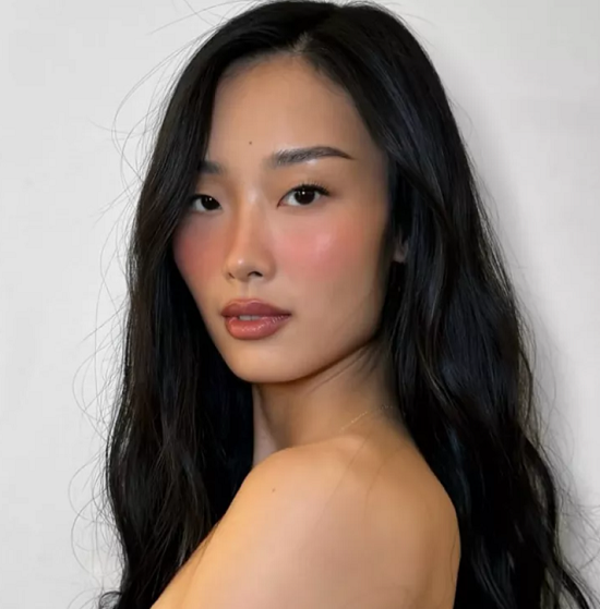 5 اتجاهات مكياج مناسبة لإطلالات نهارية فى الصيف.. للحصول على بشرة مشرقة