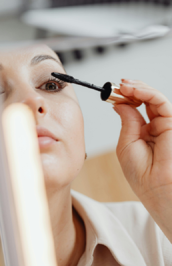 4 خطوات لتطبيق ماسكارا بدون تكتلات فى الصيف.. لإطلالة جذابة ومميزة