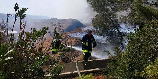 اندلاع حريق كبير بين مشروع دمر وقصر الشعب في دمشق