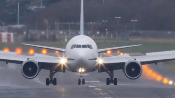 رسالة من 3 حروف تجبر طائرة على الهبوط الاضطراري