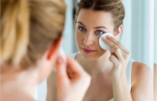 للبشرة الدهنية.. خطوات فعالة لترطيب متوازن والتحكم في إفراز الزيوت