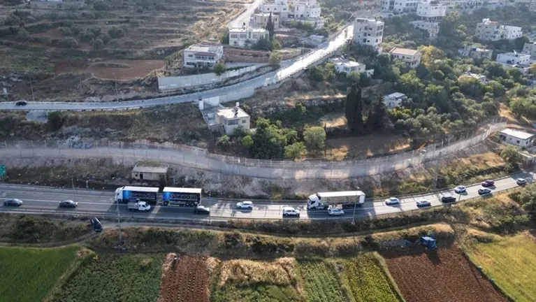 سياج إسرائيلي بارتفاع خمسة أمتار يحاصر بلدة فلسطينية